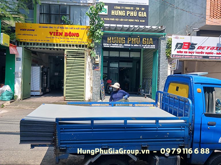 Hưng Phú Gia Group bàn giao đơn hàng tấm Alu tại cửa hàng